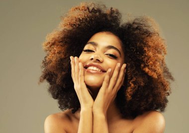 Çekici Afro-Amerikan kadın portresi