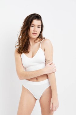 İç çamaşırı mankeni. Harika vücutlu, iç çamaşırlarıyla poz veren çekici bir kadın..