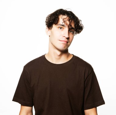 Kahverengi tişört giyen mutlu adam beyaz arka planda kameraya bakıyor.