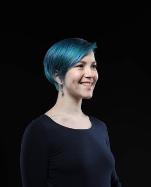 Kısa açık mavi saçlı kadın. Kuaförlük ve yaratıcı renkler. Kapat..