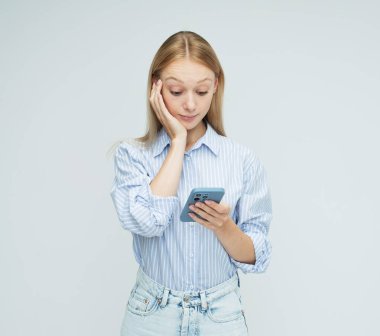 Akıllı telefon haberleri okuyan güzel bir kadın..