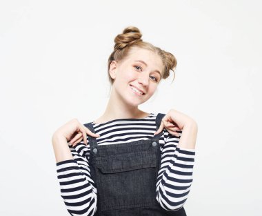 Beyaz arka planda poz veren iki kalçalı bir kadının fotoğrafı. Yaşam tarzı ve insan kavramı.