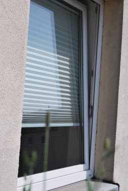 Güneş ışınlarını yansıtan beyaz kumaş.