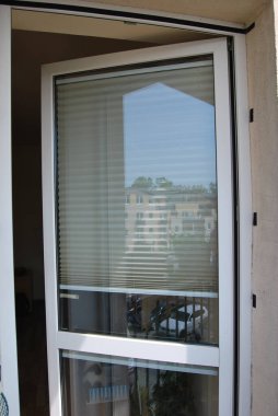 Güneş ışınlarını yansıtan beyaz kumaş.