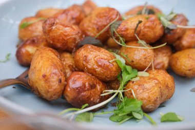 bir plaka üzerinde fırında patates