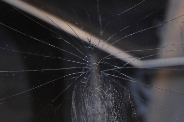Kırık cam pencere detayı