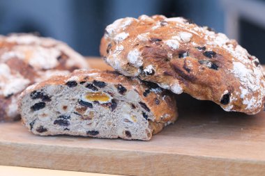 kurutulmuş meyve ile ekmek