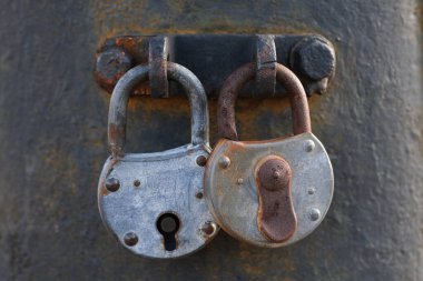 Sütunun üzerinde sigara içme işareti yok.