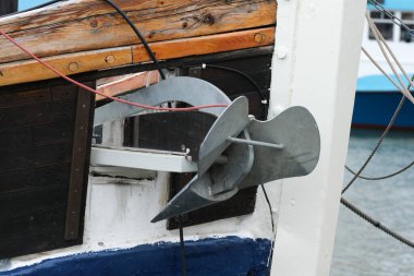 Bir gemiye demir atmak.