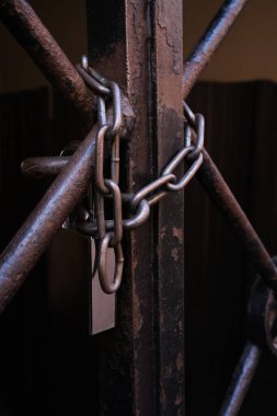 Kapıda güçlü metal zincir kilidi