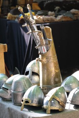 Oyuncak silahlar ve miğferler panayırda