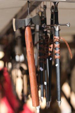 Ortaçağ pazarında sallanan balta ve kısa kılıçlar