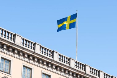 Bir binanın üzerinde İsveç bayrağı