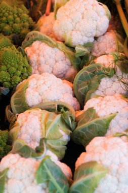 Masadaki karnabahar çiçekleri