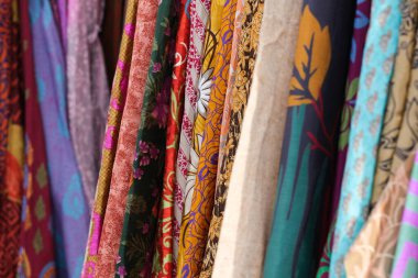 Bir sırada farklı renkli kumaşlar