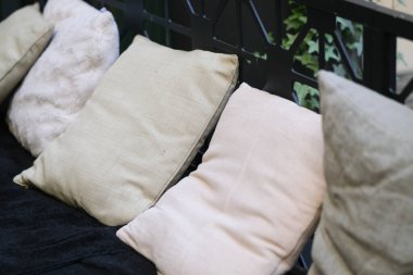 Kanepede farklı yastıklar var.