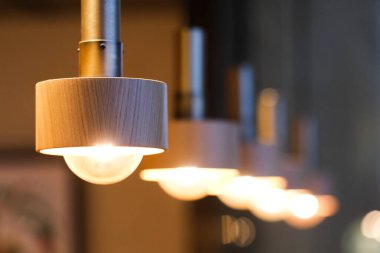 Odanın içinde arka arkaya parlak lambalar.