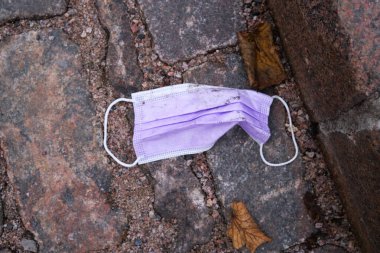 Toprakta bir yüz maskesi