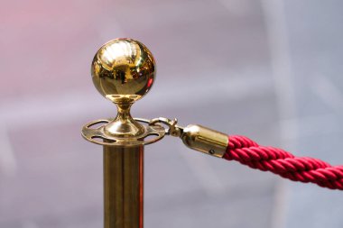 Altın bir sırık halat bariyerinin yakınında