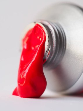 Kırmızı boyalı bir boya tüpünü kapat.