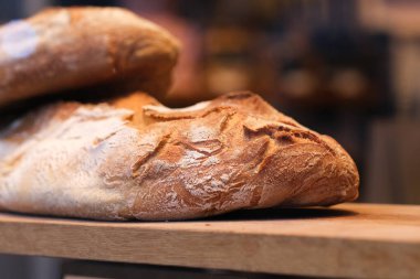 Masada ekmek kabuğu olan ekmek.