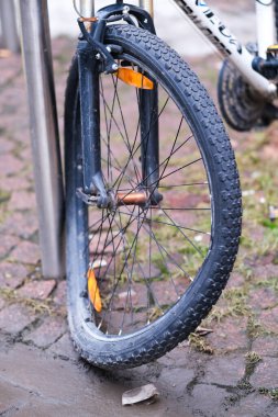 Kırık bir bisikletin tekerleği