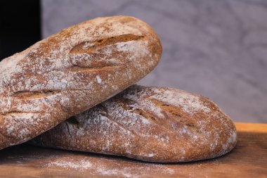 Bir masada iki ekmek