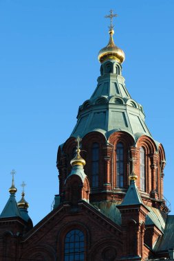 Güneşli bir günde Helsinki 'deki Uspensky Katedrali