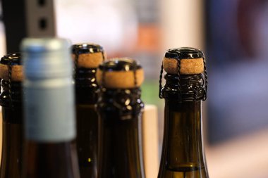 Şampanya şişelerinin tepeleri. 