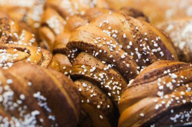 Bir yığın tarçınlı çörek. 