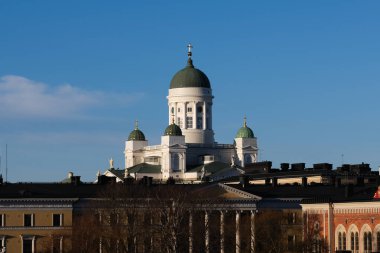 Güneşli bir günde Helsinki Katedrali