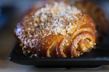 Siyah tabakta Cinnemon çöreği