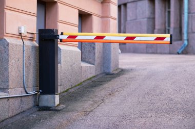 Düşük elektrik bariyeri sistemi