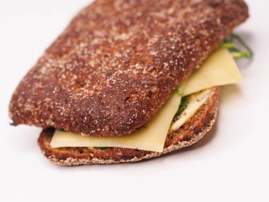 Peynirli ve sebzeli çavdar ekmeği.