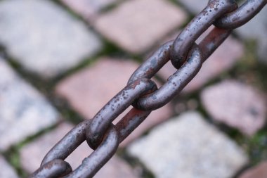 Güçlü paslı demir bir zincir.