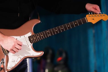 Eski bir elektro gitarı ayarlıyorum.