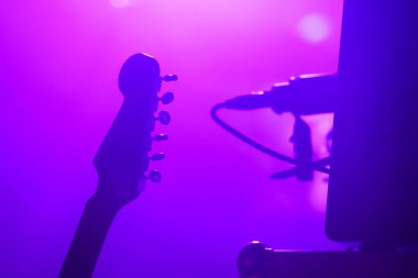Gitar kafası sahne lambasında