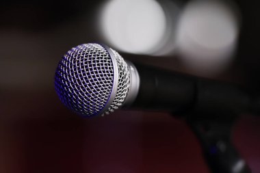 Yandan şarkı söyleyen bir mikrofon