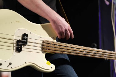 elektrik bas gitar kapatmak