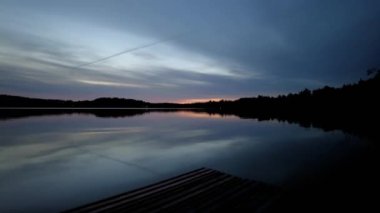 Finlandiya 'da bir gölde gün doğumu 