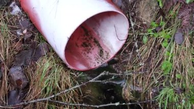 Plastik bir borudan su akıyor. 