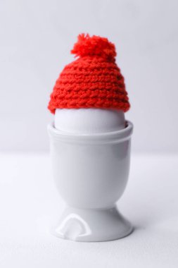 Kırmızı yün şapkalı yumurta.