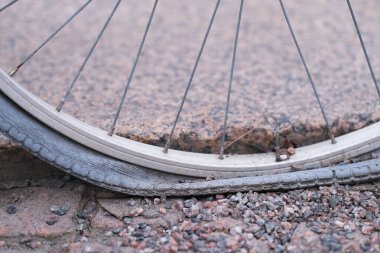 Patlak bir bisiklet lastiği.
