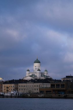 Bulutlu bir günde Helsinki Katedrali