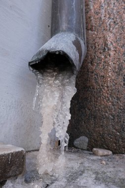 Yağmur suyu oluğunda buz ve buz saçakları