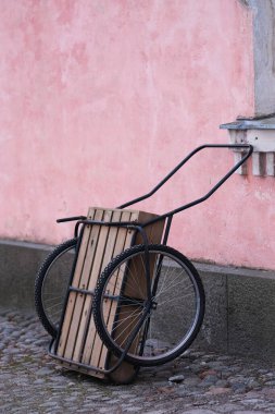 Duvarda iki tekerlek olan el arabası