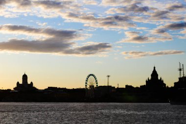 Akşamları Helsinki silueti