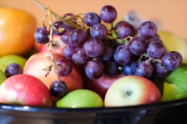 Bir kasede farklı meyveler