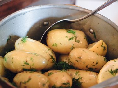 Tencerede patates pişirmek.