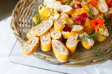 Şeffaf bir tabakta somon ruloları